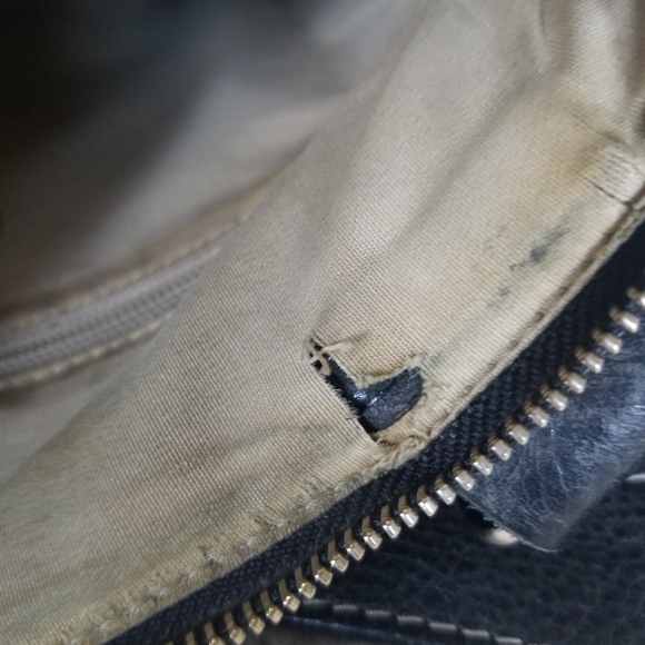 ROOTS Black Leather Messenger/Crossbody Bag - Picture 8 of 12